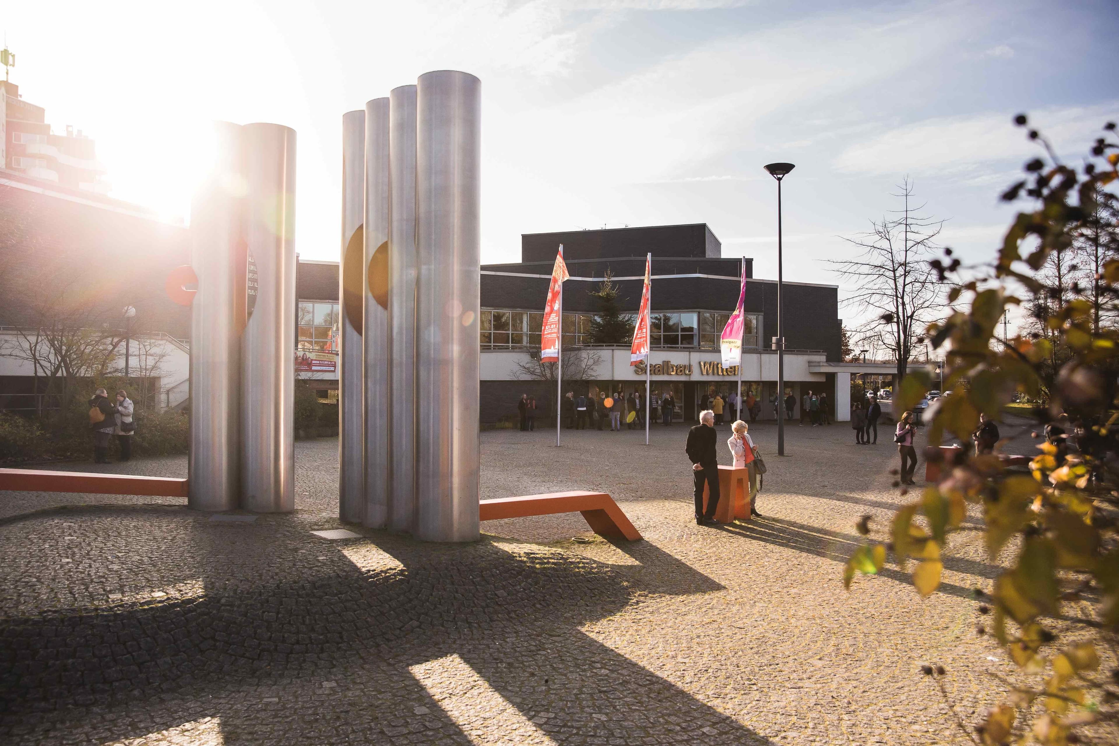 Saalbau_Vorplatz_RolandBaege_199251