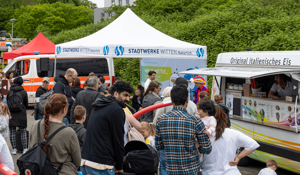 Gratis-Eis beim Abschlussfest des Hallenbades Annen