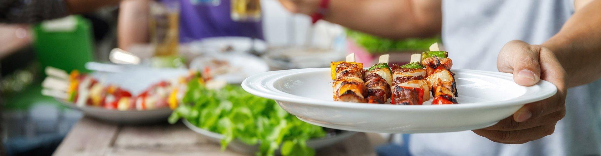 Menschen beim Essen am Tisch