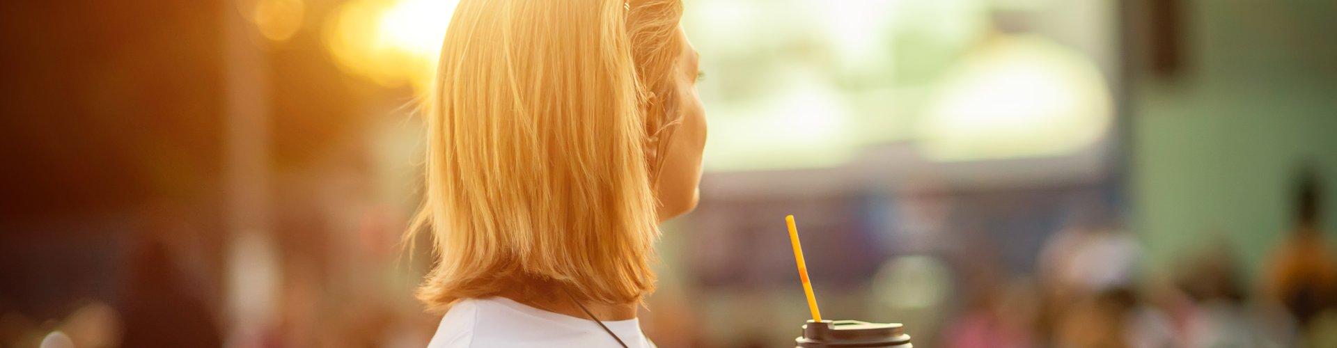 Atmosphärischer Bild einer Frau mit Getränk in der Hand. Foto: shutterstock