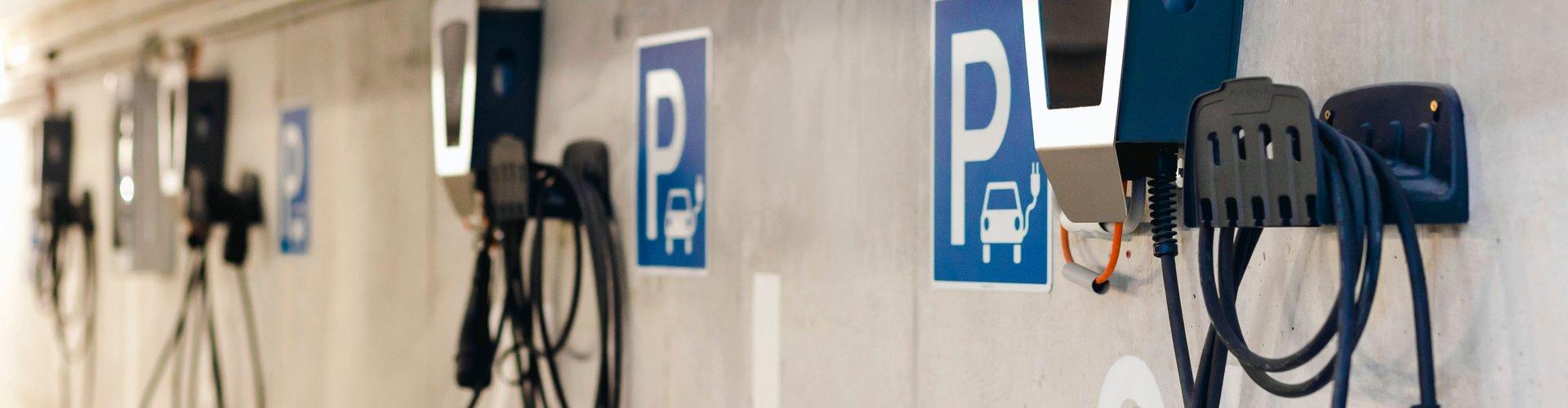 Parkplätze mit Autoladesäulen