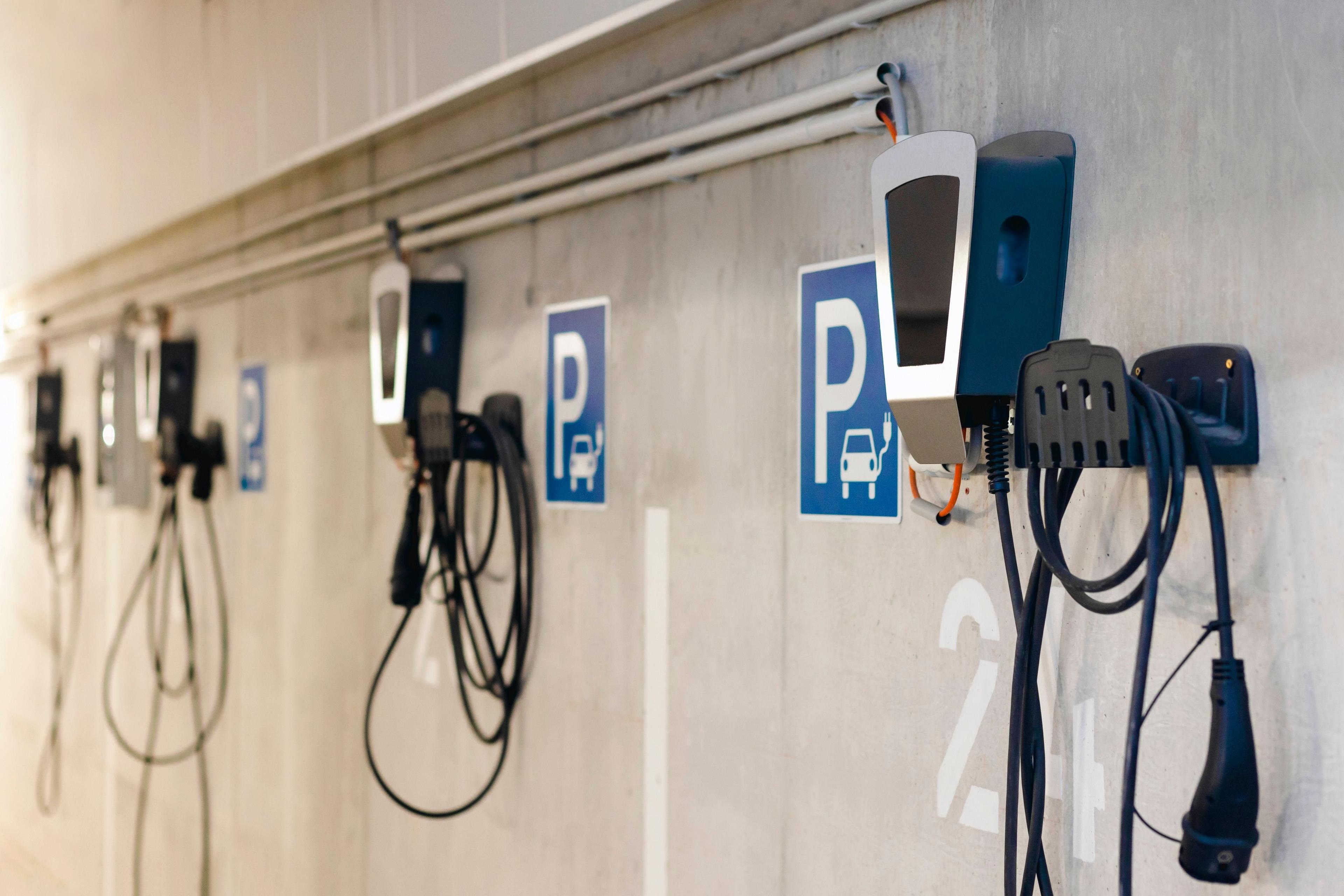 Parkplätze mit Autoladesäulen