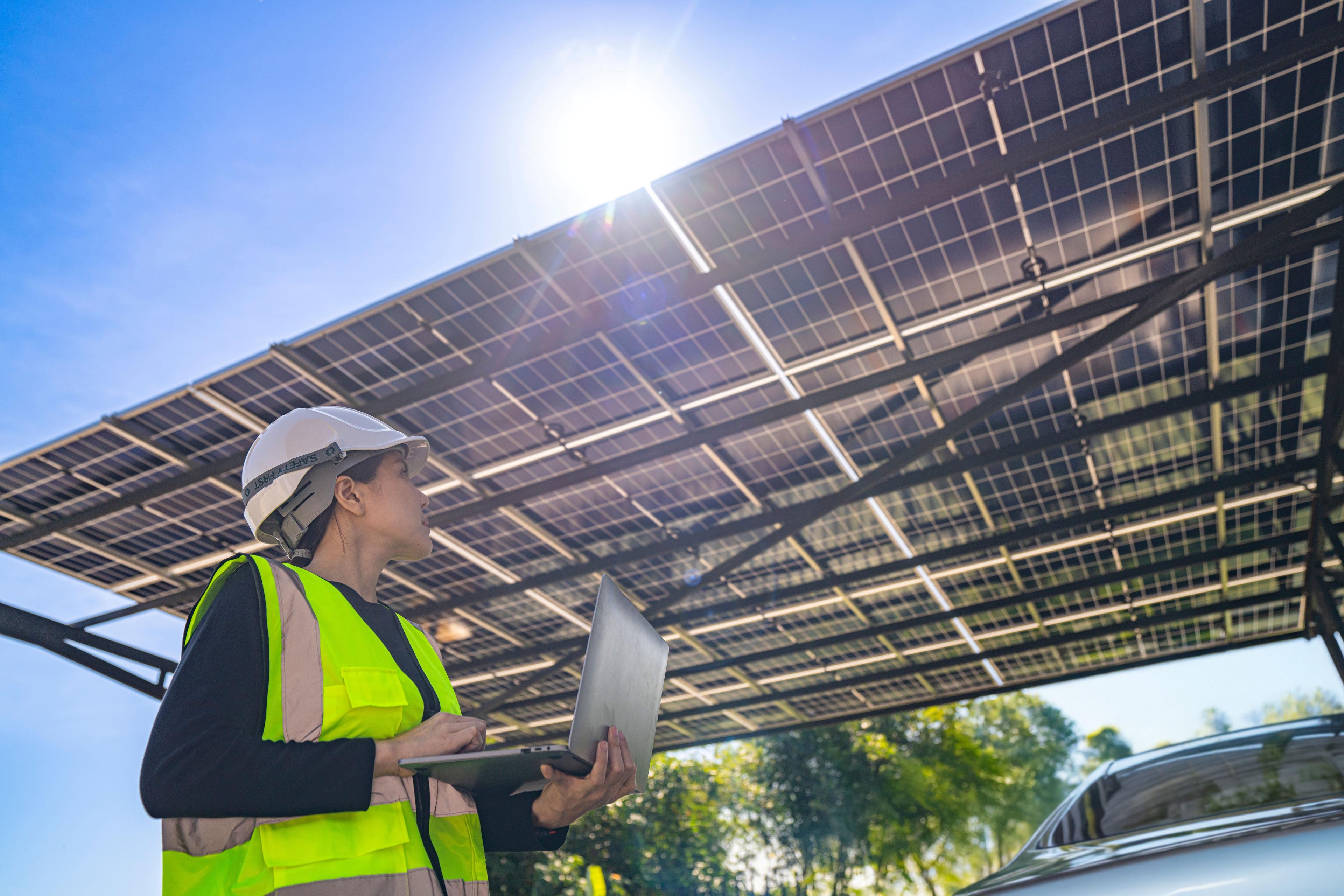 Carport Solardach von unten betrachtet, Foto: shutterstock