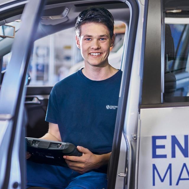 Azubi sitzt im Auto