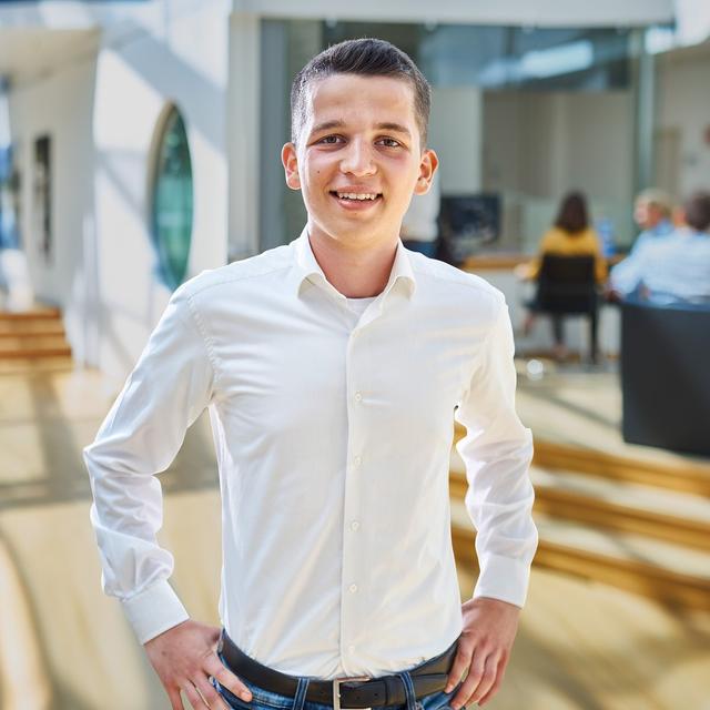 Azubi steht im Foyer der Stadtwerke