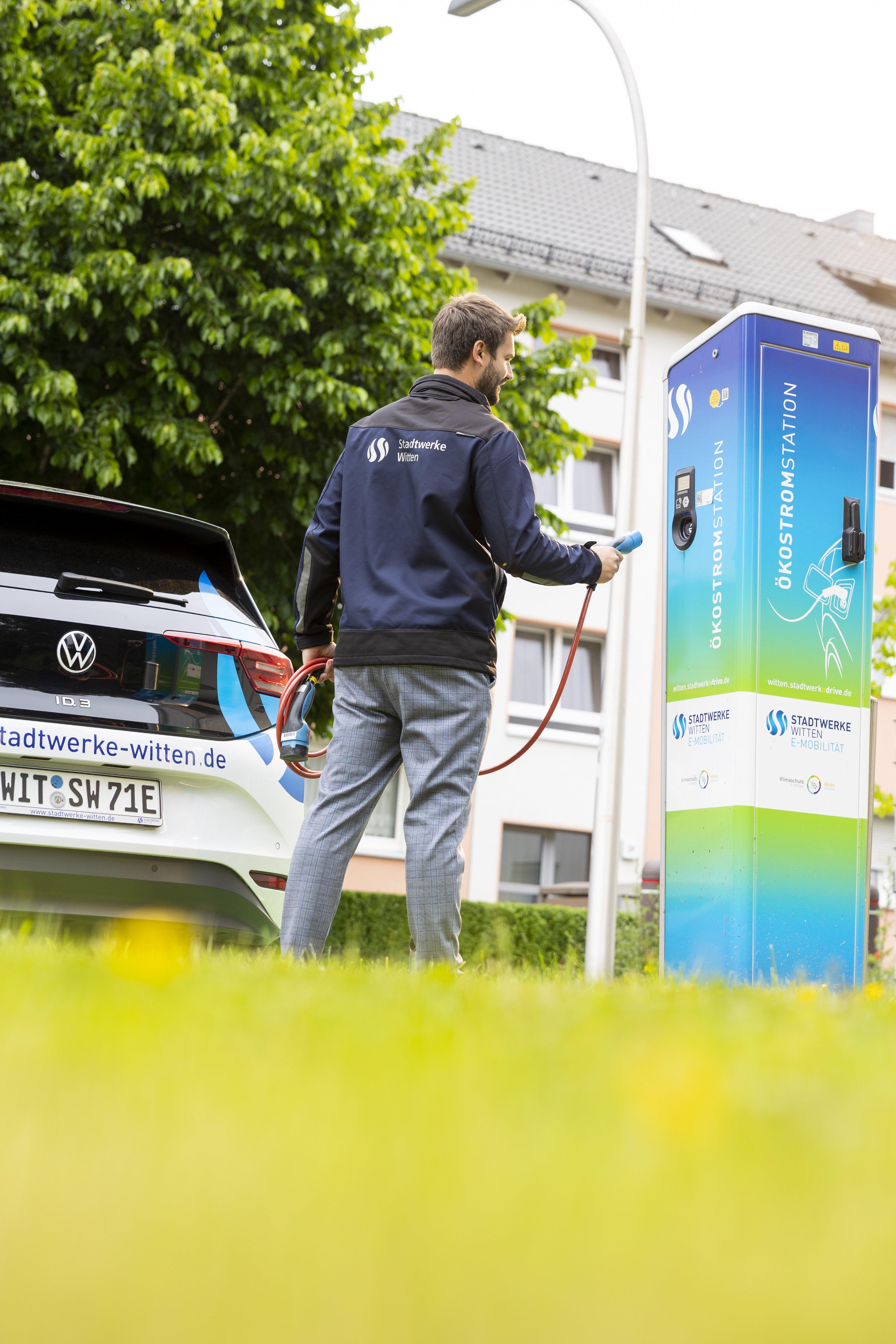 Auto lädt an Wallbox