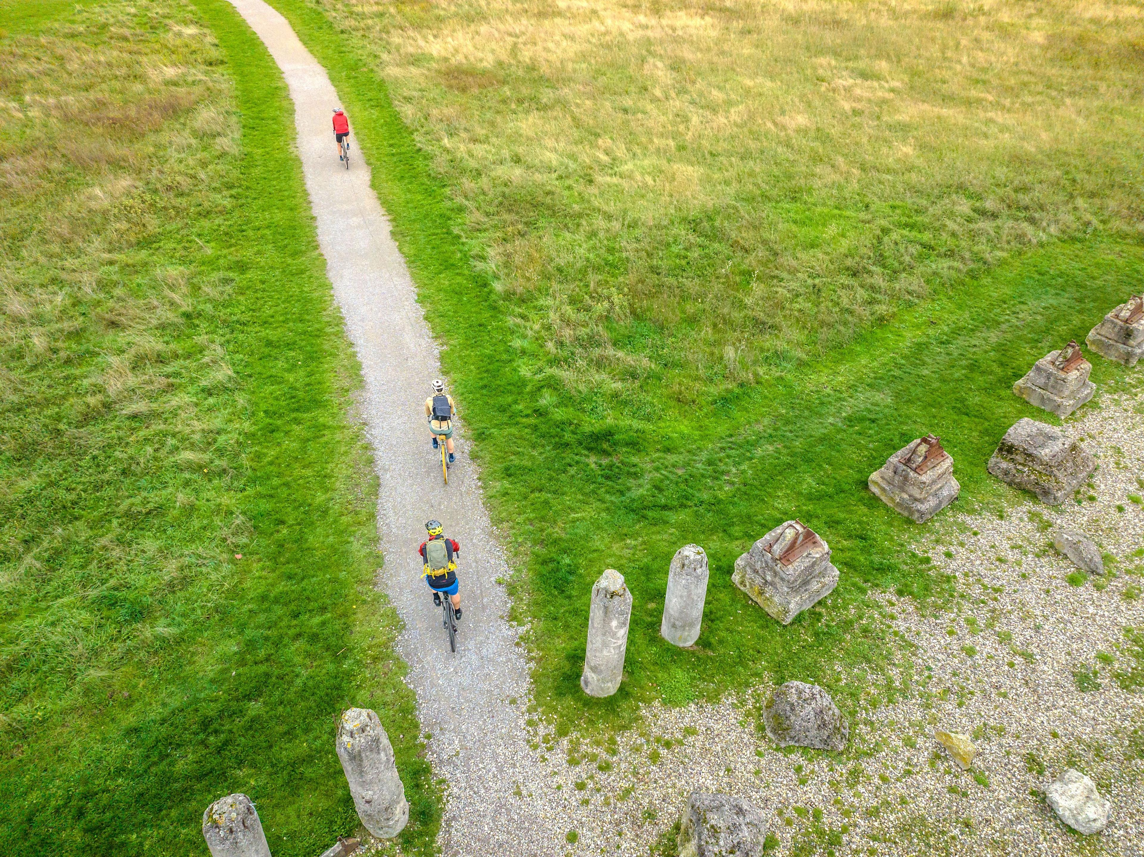 Luftaufnahme von drei Fahrradfahrern