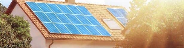 Sonne auf Dach mit PV-Anlage