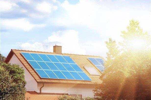 Sonne auf Dach mit PV-Anlage