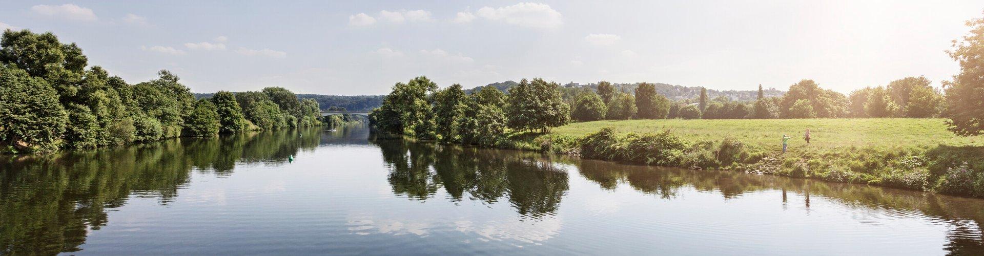 Blick vom Wasser aus auf den Lauf der Ruhr in Witten.