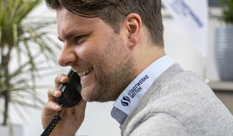 Mitarbeiter der Stadtwerke telefoniert