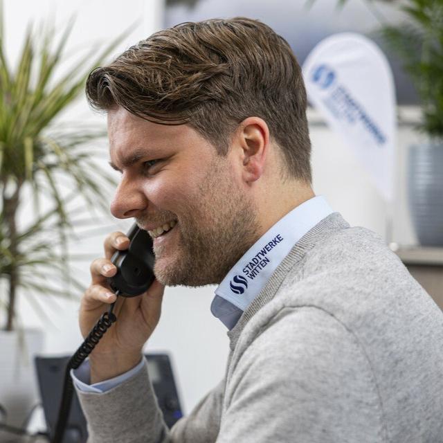 Mitarbeiter der Stadtwerke telefoniert