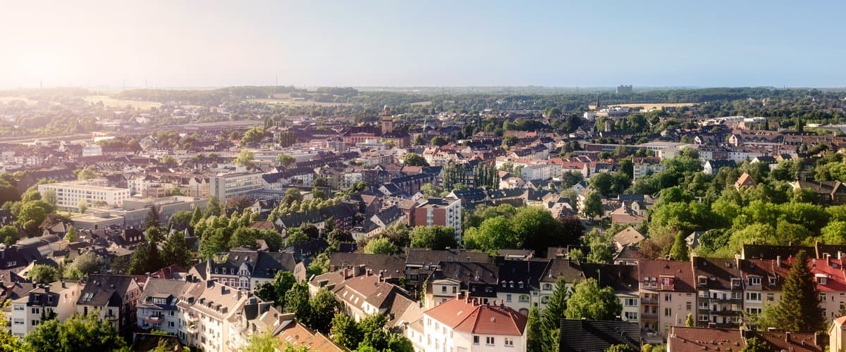 Landschafts Aufnahme der Stadt Witten von Oben bei sonnigem Wetter.