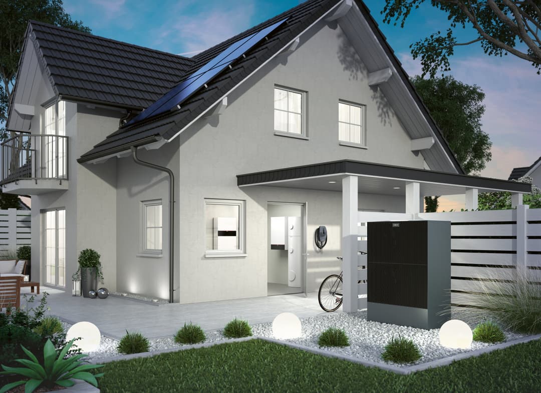 Wärmepumpe im Garten eines Einfamilienhauses bei Sonnenuntergang. Ihre Wärmequelle direkt vor der Haustür mit Stadtwerke Witten