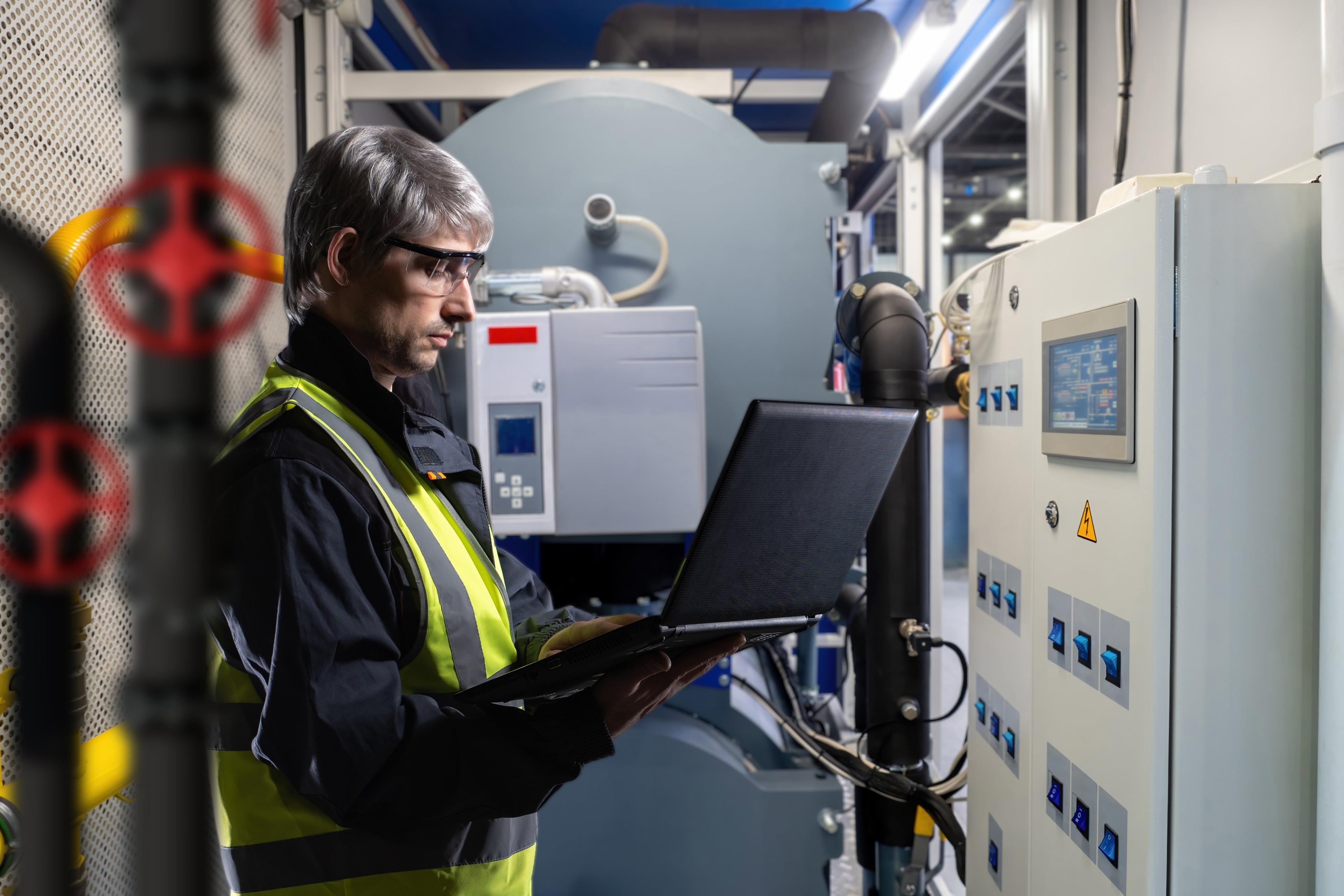 shutterstock_2435843521_Person im Kontrollraum