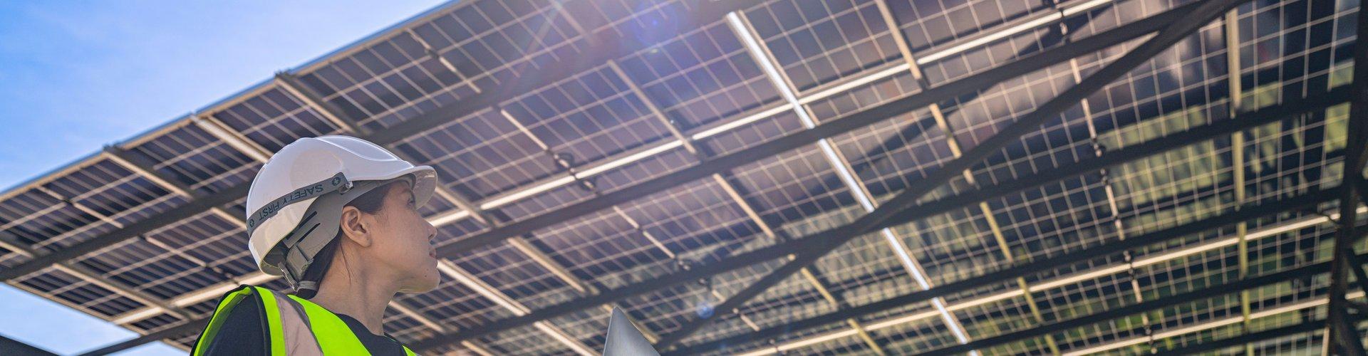 Carport Solardach von unten betrachtet, Foto: shutterstock