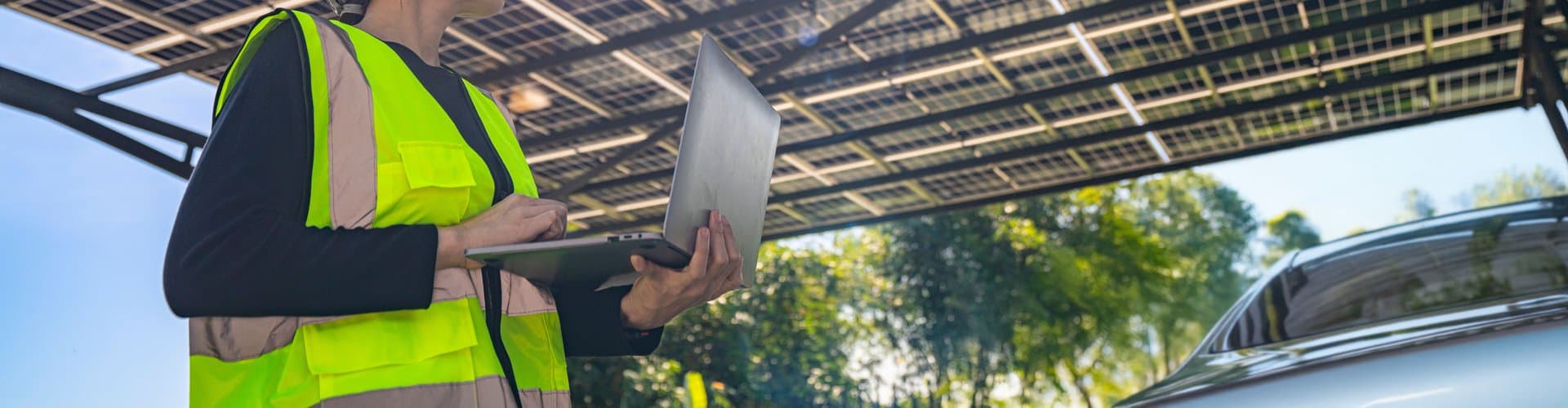Carport Solardach von unten betrachtet, Foto: shutterstock