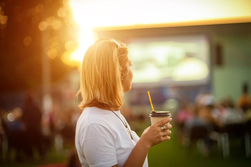 Atmosphärischer Bild einer Frau mit Getränk in der Hand. Foto: shutterstock